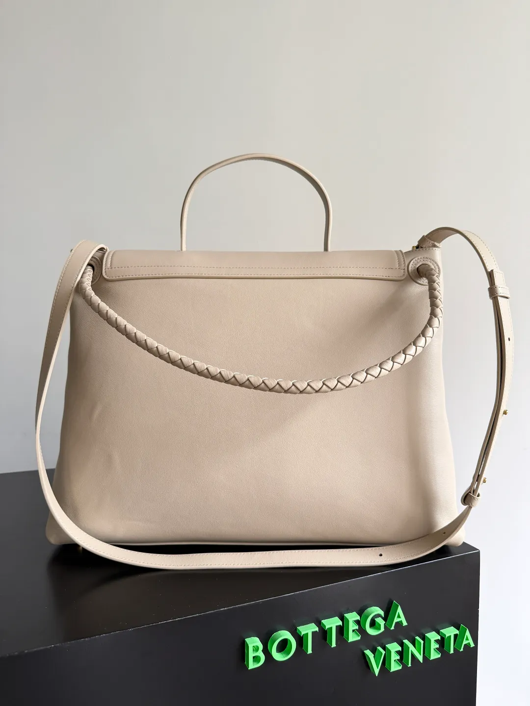 Batch 3160 BottegaVeneta Latest Ciao Ciao Bag Silky cowhide two-way flap handbag with signature twist detail, hidden hook closure, flap can be fastened to the front or attached to the INTRECCIATO woven internal pocket, comes with an adjustable and removable crossbody strap, internal compartment, and also features a zippered pocket. The surprise flap has various shapes. Style 1 - Cover the bag surface, exposing the knot and knot decoration. Style 2 - Place the flap inside the bag. A buckle is also designed. Style 3 - The U-shaped position of the top handle in the hand bag. Style No.: 826195 Size: 42*32*15cm